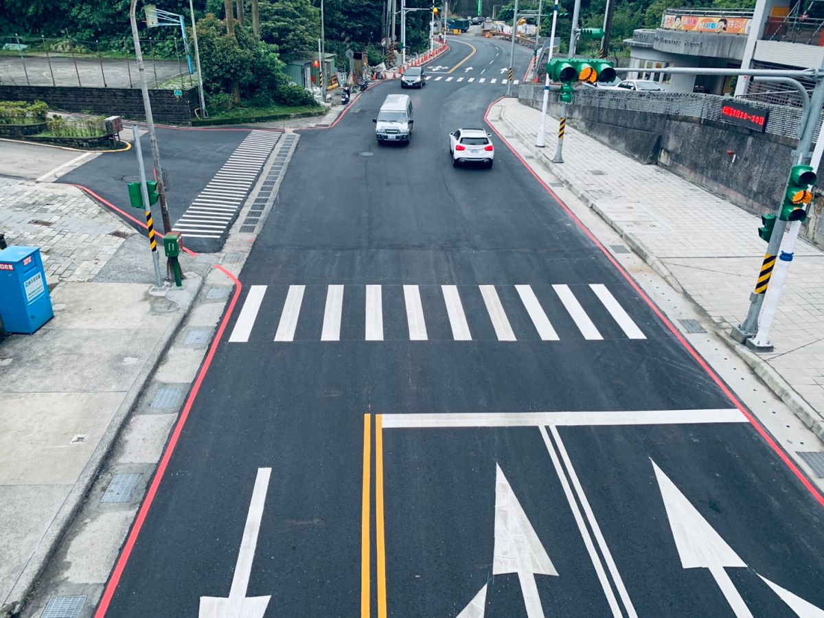 ▲基隆市中和路拓寬完成後，從原有雙向各一車道，變成一進二出的三車道。（圖／基隆市政府提供）