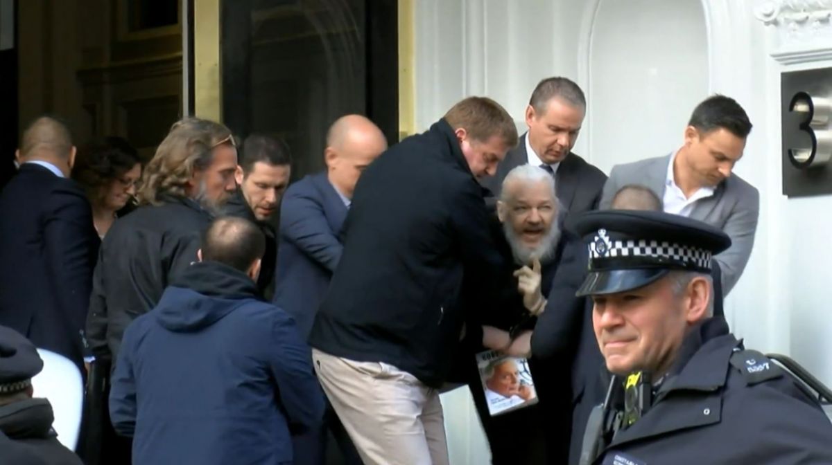 ▲媒體拍攝到亞桑傑我在厄瓜多爾駐倫敦大使館被捕時的樣子，可以看到他滿頭白髮、鬍子花白。（圖／翻攝The Guardian）