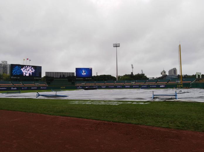 新莊棒球場因雨延賽。（圖／黃建霖攝）