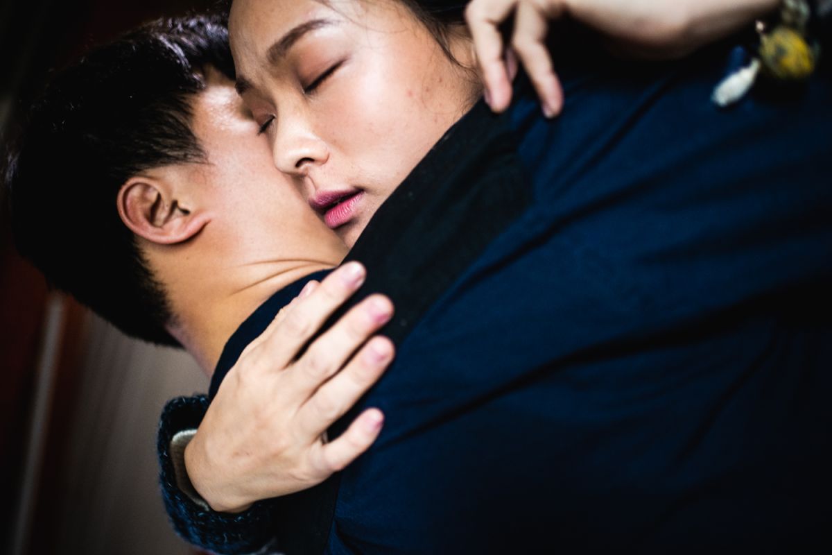 ▲第三篇〈日常愛情〉余佩真與裝修師傅吳宏修激吻。（圖／花千樹電影）