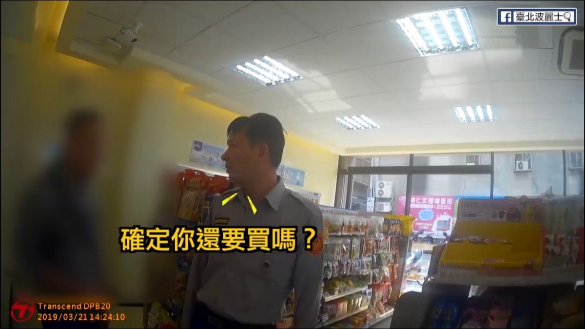 ▲警方成功在超商攔截一名男子準備砸2萬元購買遊戲點數。（圖／臉書臺北波麗士提供）
