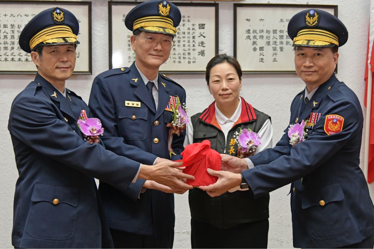 ▲花蓮縣警察局長今進行交接，原任李西河局長升任國道警副局長一職，由花蓮縣長徐榛蔚主持、內政部警政署警政委員陳永利進行監交。（圖／花蓮縣警局提供）