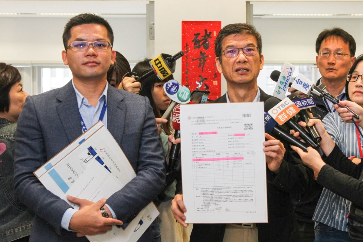 ▲台中火力發電廠改善計畫書，中市府表示，陳述意見正審查中，改善計畫書因不符現階段程序，會予以退回。 (圖／柳榮俊攝2019.4.12)