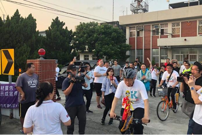 台北市長柯文哲追隨大甲媽祖繞境的自行車隊12日行經雲林。（圖 / 翻攝柯文哲臉書）