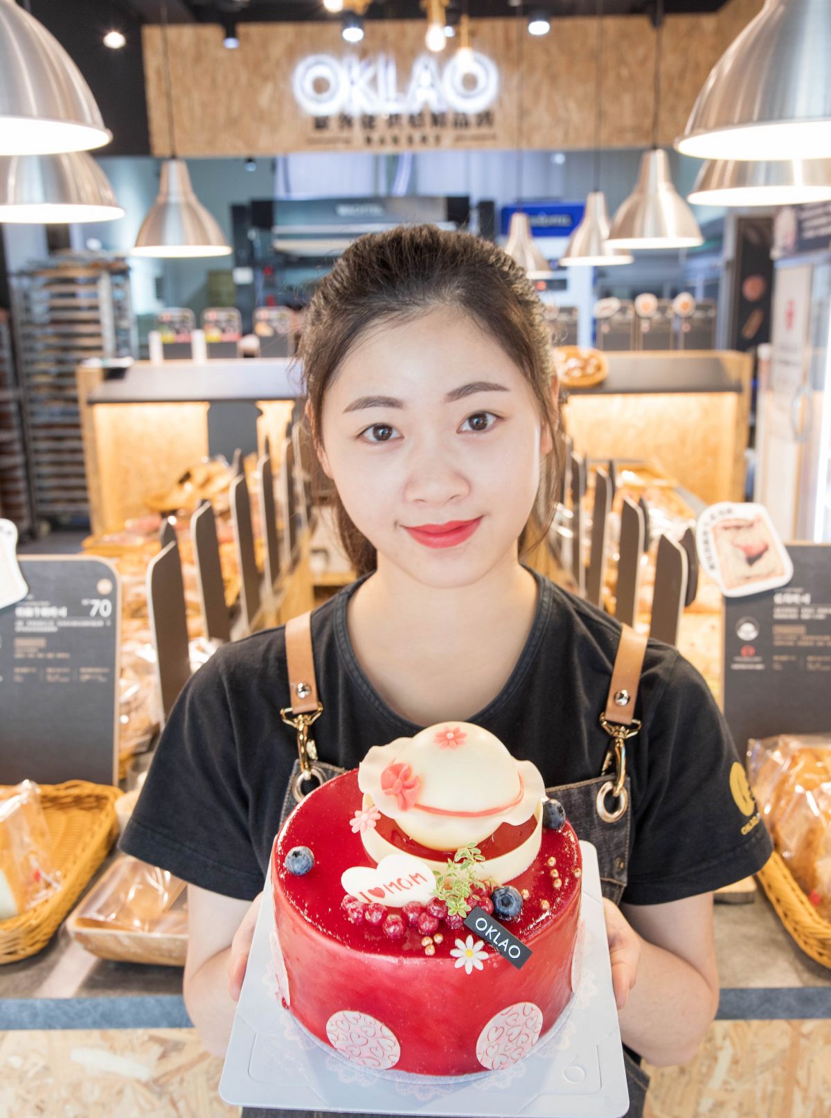▲母親節腳步近，烘焙業競推造型蛋糕搶客，歐客佬烘焙坊的窈窕美莓能讓媽媽吃出少女情懷。（圖／金武鳳攝，2019.4.12)