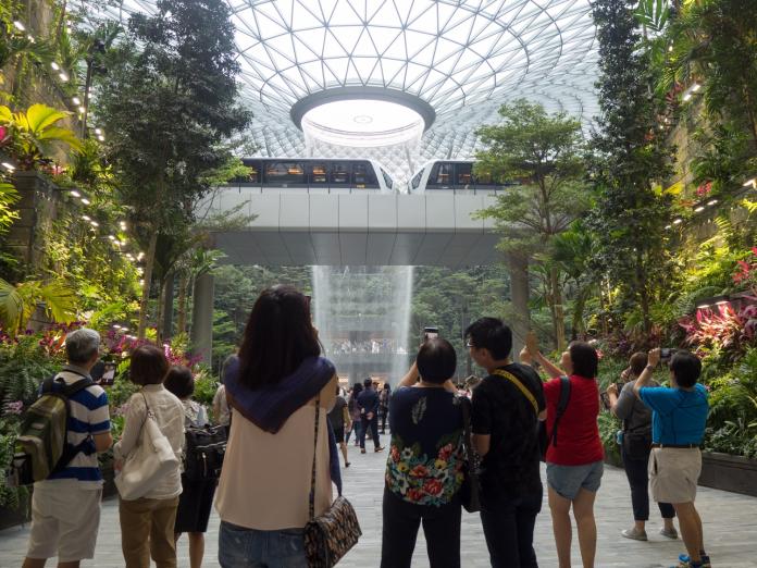世界第一不是喊假的　新加坡樟宜機場化身雨林瀑布
