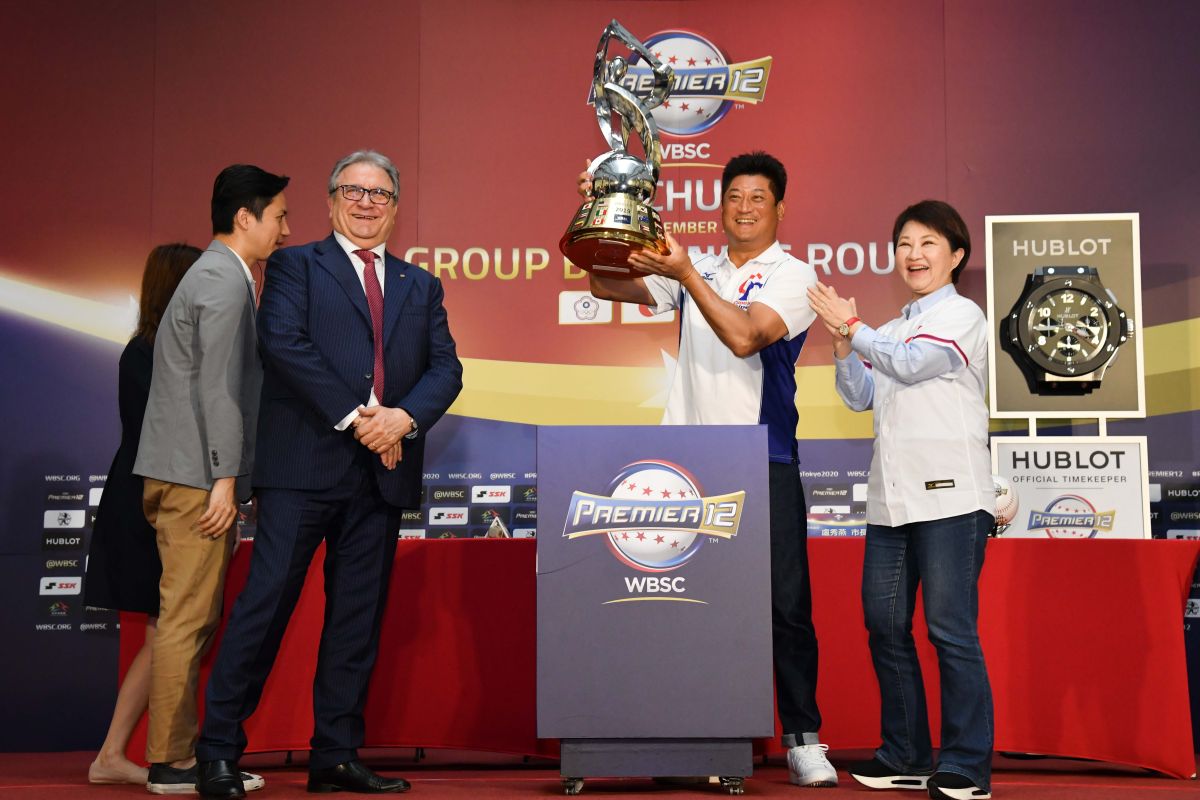 辜仲諒舉起12強金盃（圖／中華棒協提供）