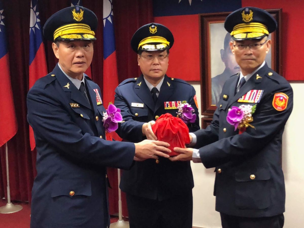 ▲內政部警政署高雄港務警察總隊舉行新卸任總隊長交接儀式，在警政署警務委員胡幼偉(左)監交，由高雄市政府警察局苓雅分局長趙瑞華(右)接下印信，完成交接，以利高雄港警務之推動。(圖／記者黃守作攝，2019.04.12) 