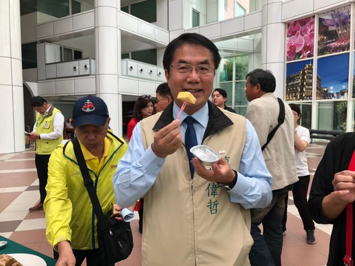 台南市長黃偉哲大啖甜蜜蜜鳳梨，直說好吃