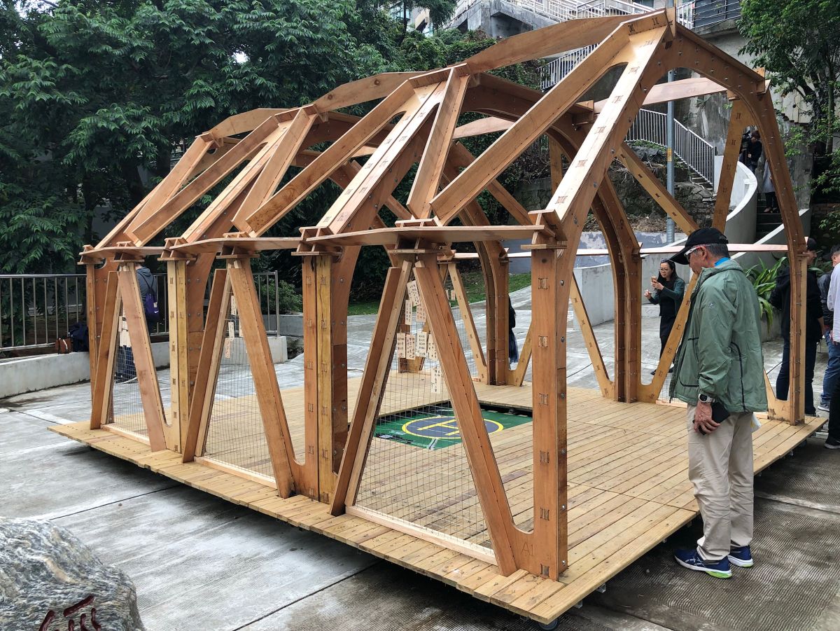 ▲「齊柏林飛坪」裝置藝術，於今（12）日舉行揭牌儀式。（圖／淡水古蹟博物館提供）
