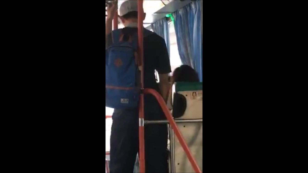 ▲影片中男子正緊靠著女學生。（圖／翻攝自爆料公社）