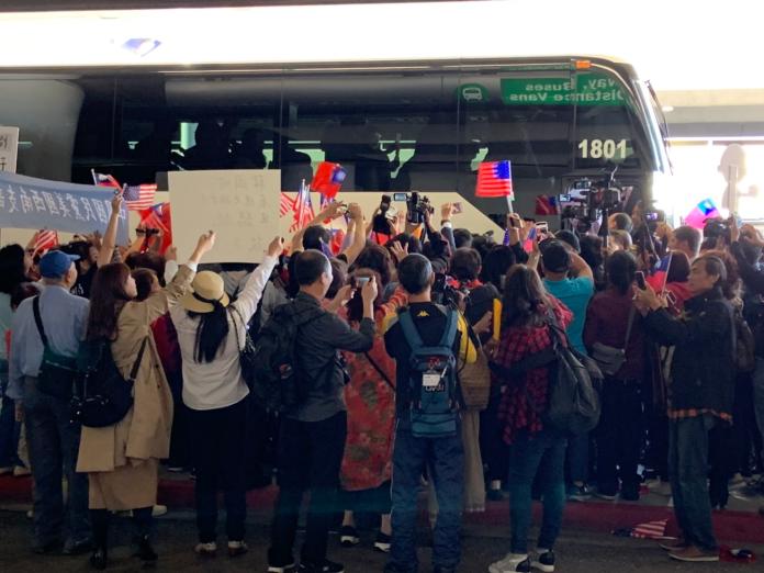 韓國瑜在群中包圍下上了巴士，僑胞們仍不願離去，圍著巴士不斷高喊韓國瑜選總統。 (圖/記者吳承翰攝)