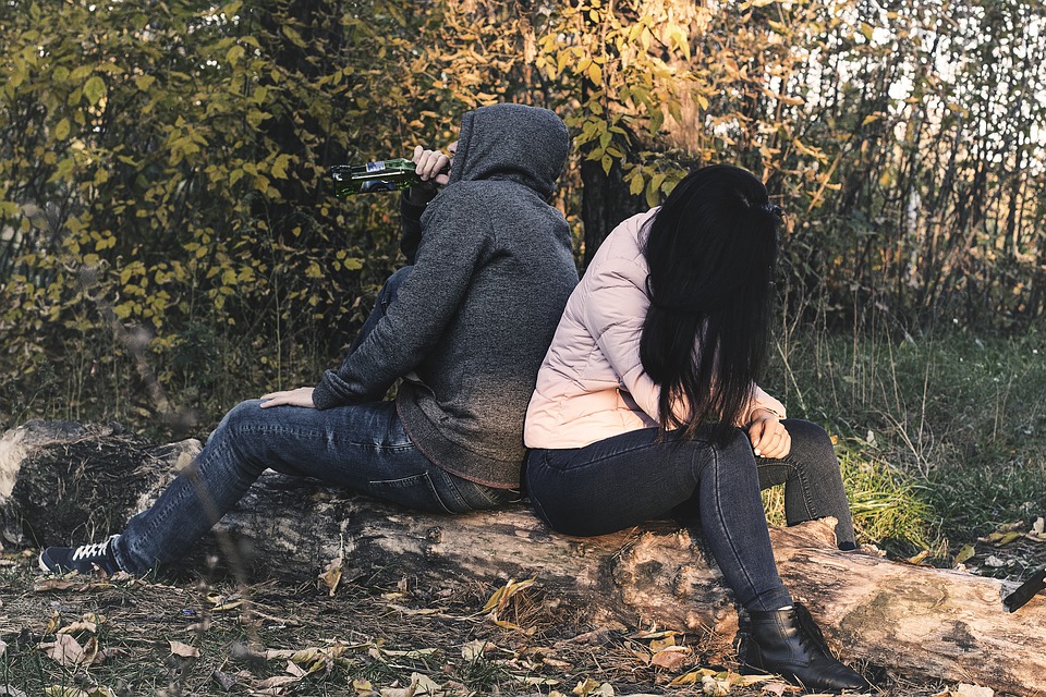 ▲掃墓當天，女友因走不動和原 PO 鬧脾氣，甚至威脅「不然分手啊！」立刻被放生，貼文引發網友熱議，大讚是「祖宗有保庇」。（示意圖／翻攝自 Pixabay ）