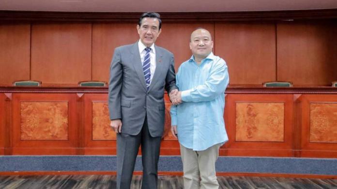 桃園市議員王浩宇在臉書公布「李毅來台灣，都見了誰？」照片。( 圖 / 翻攝王浩宇臉書 )