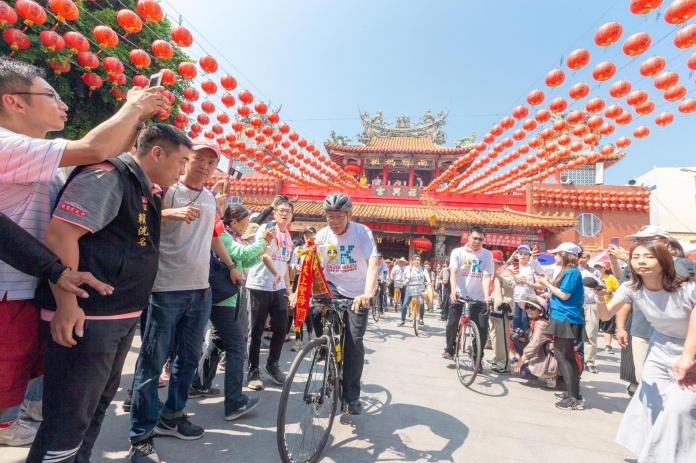 台北市長柯文哲4月展開隨大甲媽祖繞境的自行車行程。（圖 / 翻攝柯粉俱樂部臉書）