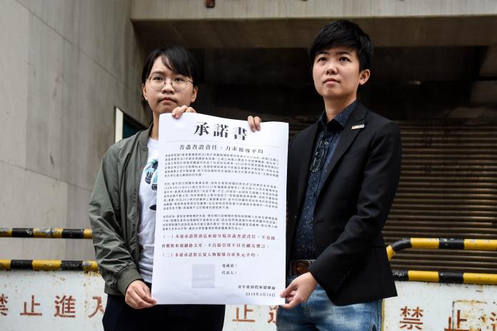 ▲青年抵制假新聞陣線於釋出「媒體承諾書」，呼籲各家新聞台應善盡媒體作為第四權的社會責任，以及社會大眾對新聞媒體的公正性的期許，簽署由青年學生共同擬定的媒體承諾書。（圖／青年抵制假新聞陣線提供）