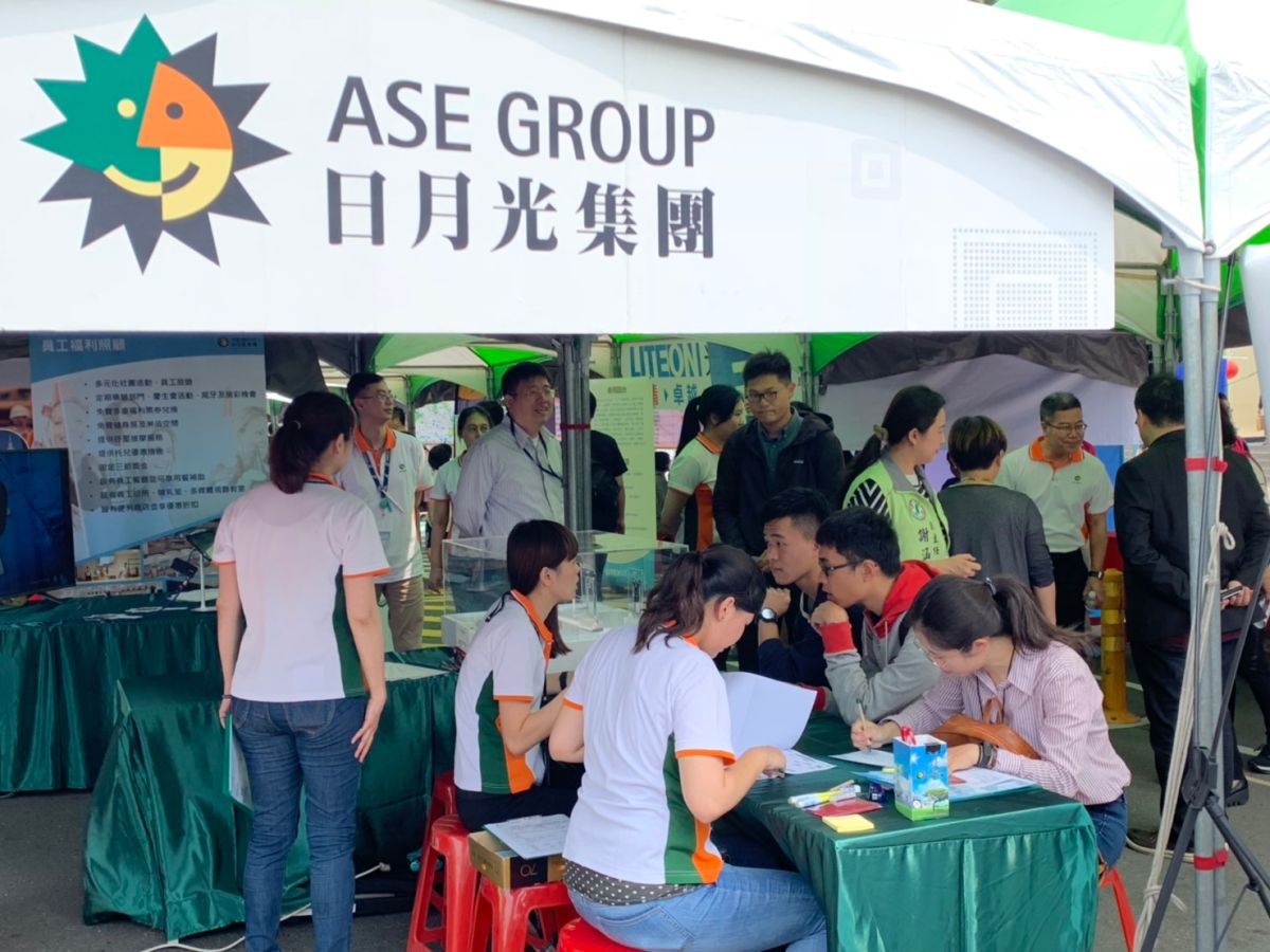 ▲日月光2019年擴大徵才千名，並在徵才現場提供AR擴增實境互動工廠體驗，讓面試者更清楚日月光的工作內容與工廠環境。（圖／日月光提供）