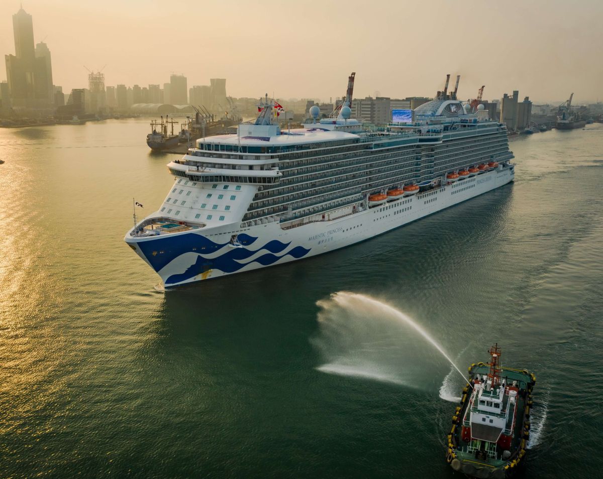 ▲公主郵輪集團旗下英國籍盛世公主號郵輪首航高雄港，台灣港務公司高雄港務分公司以噴水儀式歡迎。(圖／記者黃守作攝，2019.04.13) 