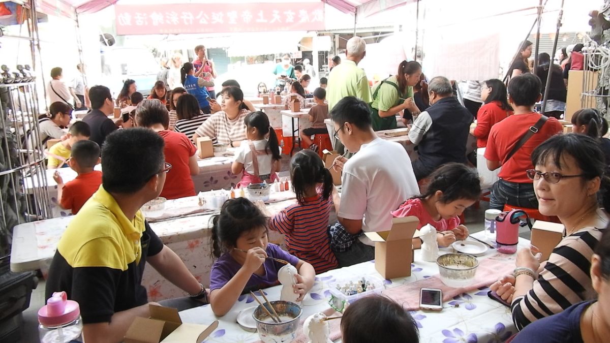 ▲讓小朋友接觸到傳統宗教文化，公所和大乾宮共同舉辦公仔彩繪活動。（圖／記者蘇榮泉攝，2019.04.13）