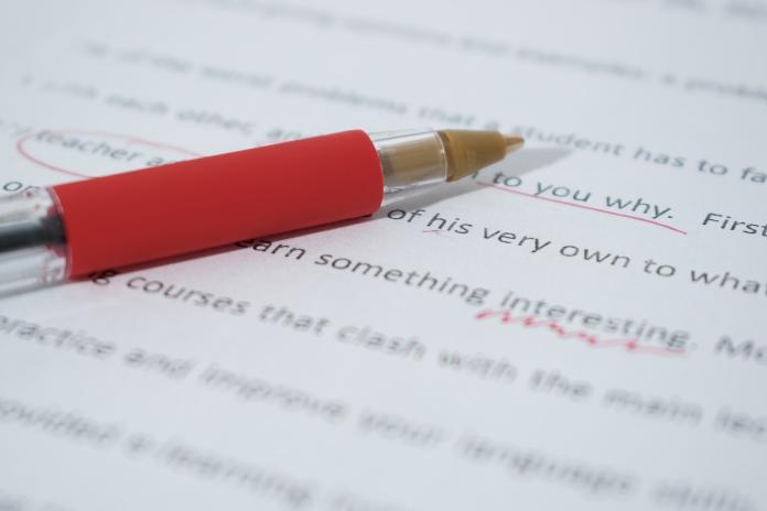 ▲老師批改考卷為何總用紅筆？原因曝光！（示意圖／取自pixabay）