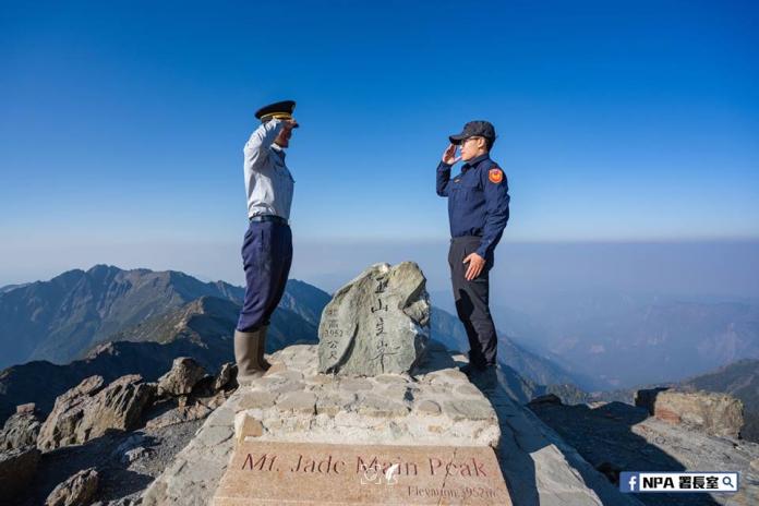 ▲兩個世代的警察制服，在東北亞第一高峰「玉山」相遇，象徵新舊制服的傳承。（圖／）翻攝自臉書NPA 署長室