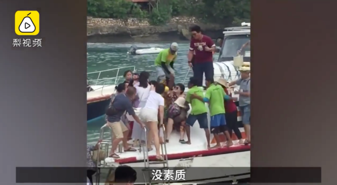 ▲ 兩名大陸女遊客在峇里島旅遊時，為爭先下船而發生肢體衝突。（圖／翻攝梨視頻）
