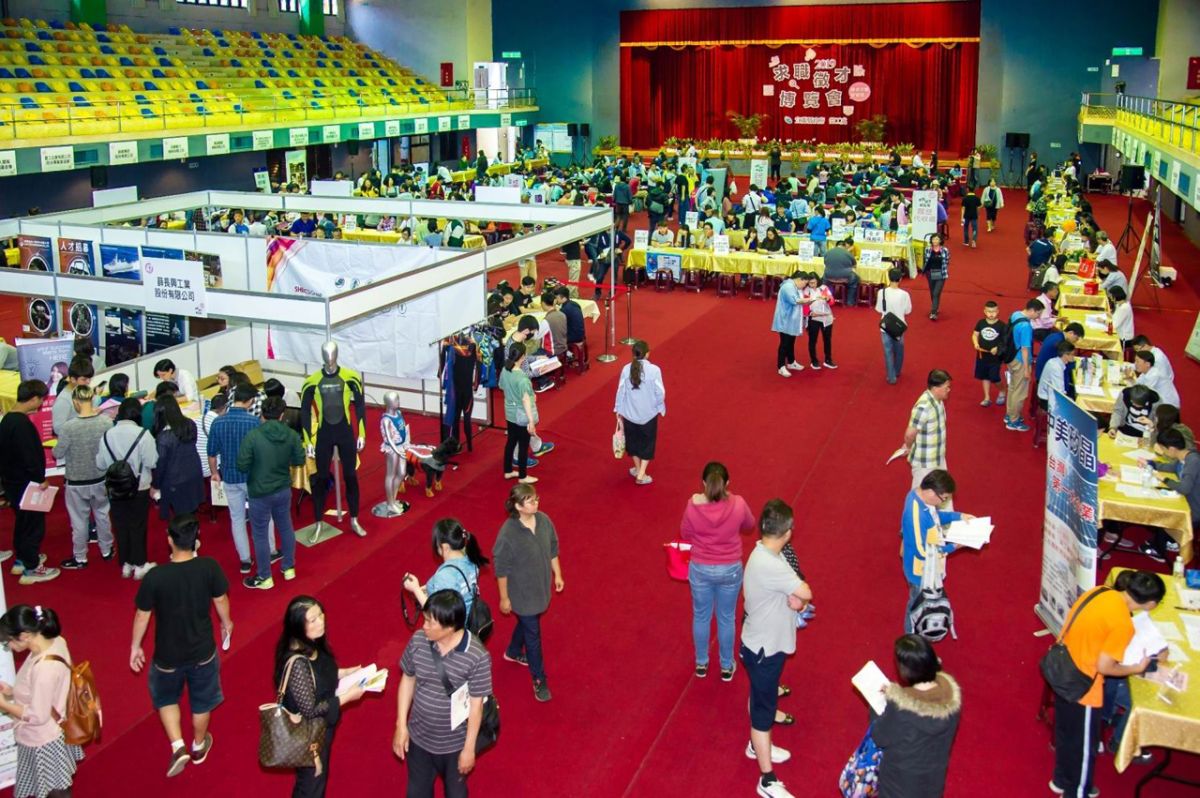 ▲宜蘭縣政府今(14)日在宜蘭運動公園體育館舉辦「拚出宜蘭好薪情」求職徵才博覽會，半數以上求職者在這裡找到工作。（圖／宜蘭縣政府提供)