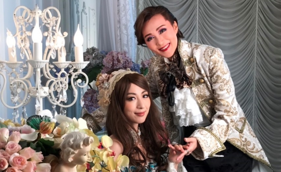 ▲直子（右）曾是寶塚花組的超人氣男役演員，迷倒眾多女粉絲。（圖／國興衛視）