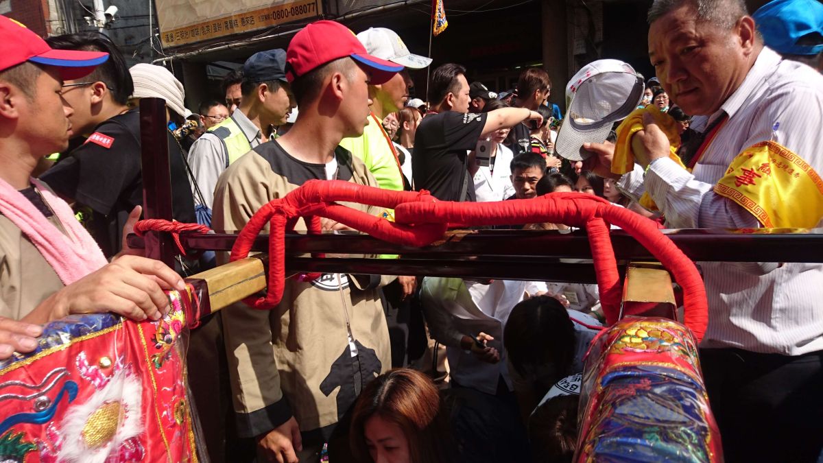 ▲信眾排隊躦轎底，祈求大甲媽庇佑。（圖／記者陳雅芳攝，2019.04.14）