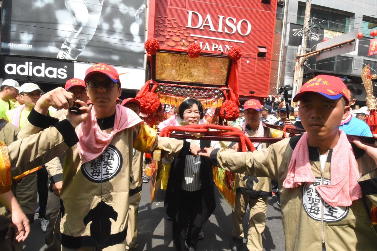 ▲大甲媽回鑾駐駕員林市福寧宮，縣長王惠美恭候媽祖聖駕，並向福寧宮媽祖參拜祈福。（圖／記者陳雅芳攝，2019.04.14）