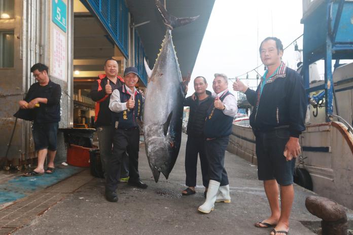 ▲蘇澳籍金協益268號漁船捕獲黑鮪魚重達210kg，是今年全國第一鮪。（圖／蘇澳區漁會提供)
