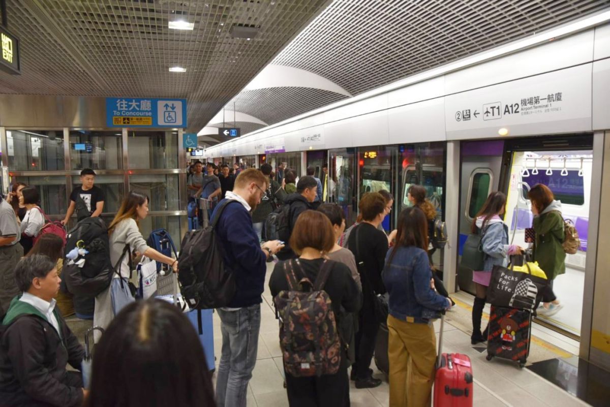 ▲近日有旅遊臉書粉專發文透露，桃園機場內其實可以免費搭捷運，且還涵蓋了3站，只要憑悠遊卡等票證就能免費進出站。（圖／資料照，桃捷公司提供）