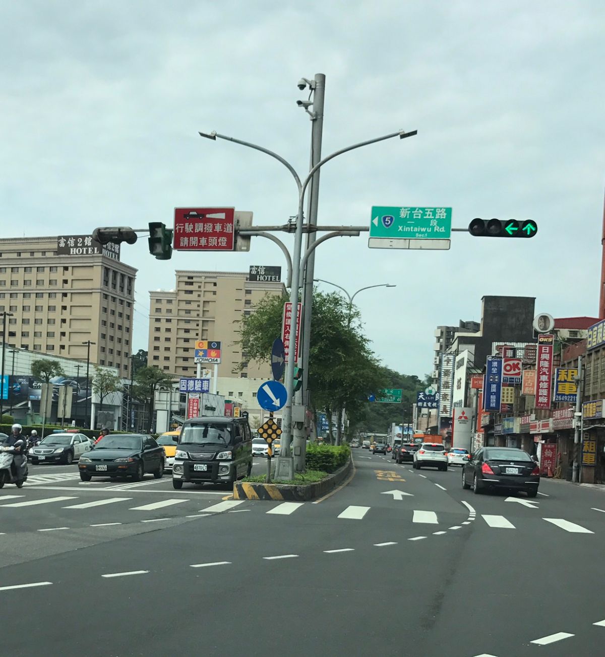 ▲新北市交通局在汐止區大同路建置11組etag偵測器及利用3組智慧監視器，即時推估車流，預警進行道路壅塞導引及事故管理。（圖／新北市交通局提供)