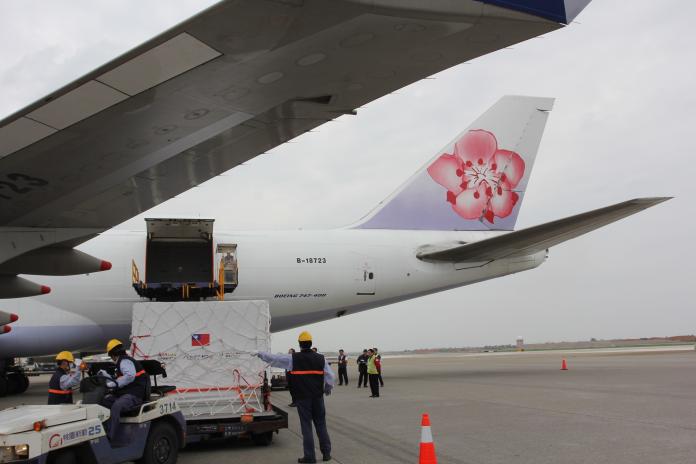 中華航空今（15）日以波音747-400型貨機協助國家太空中心載運「福爾摩沙衛星七號」赴美