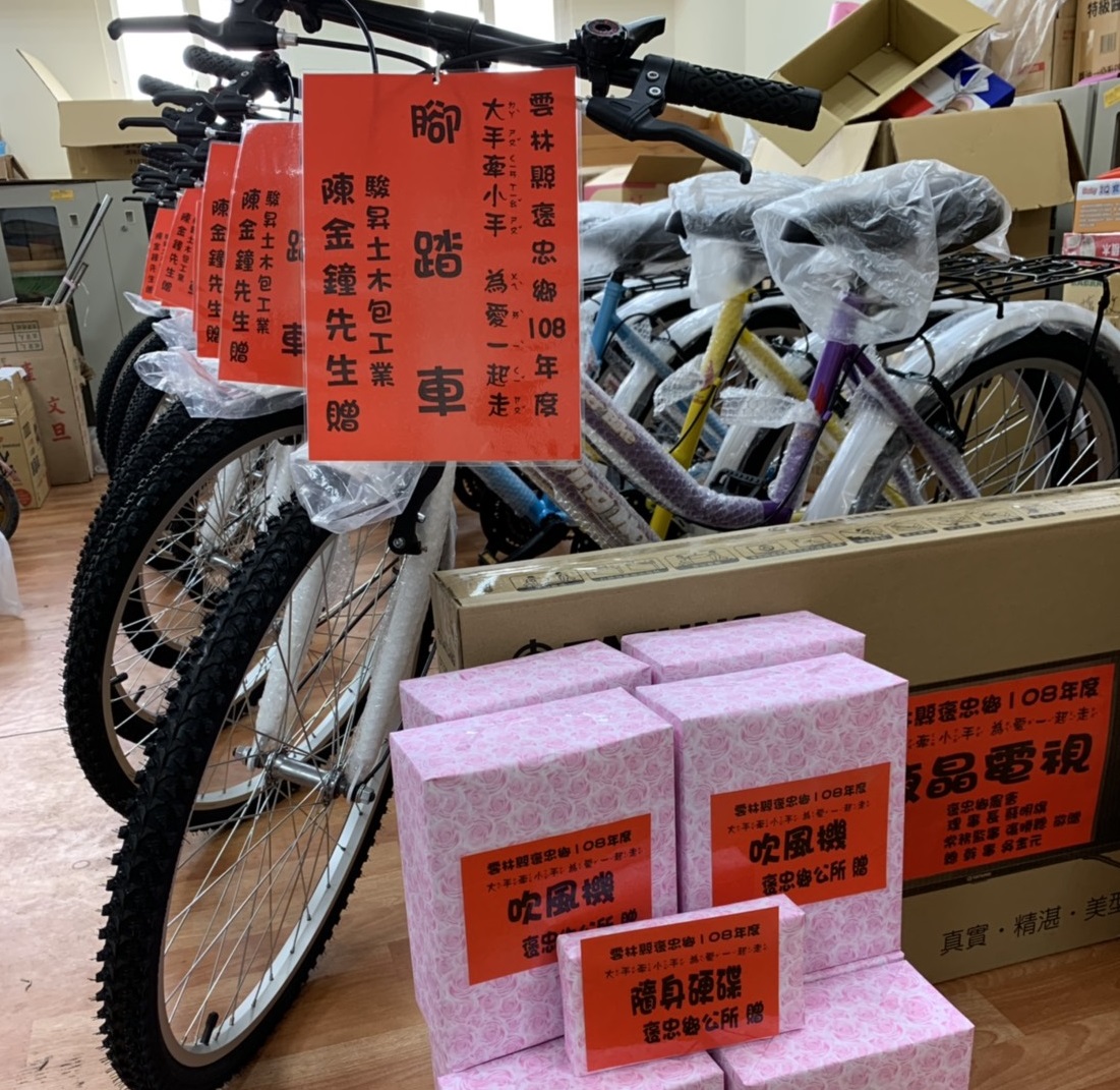 ▲褒忠鄉公所募集許多摸彩品要與參加民眾同樂。（圖／記者蘇榮泉攝，2019.04.15）