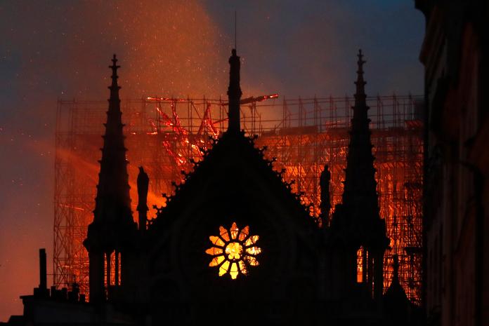 ▲擁有 850 年歷史的法國巴黎地標「巴黎聖母院」（Notre-Dame Cathedral in central Paris）在當地時間 15 日下午驚傳大火。（圖／達志影像／美聯社）