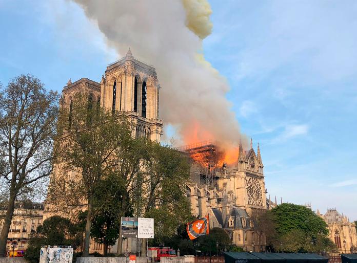 巴黎聖母院火警　團體行程取消參觀　業者：須簽同意書
