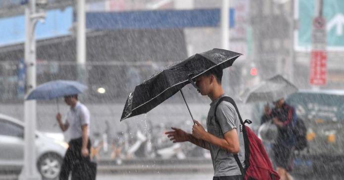 ▲今（16）日受到鋒面緩慢通過台灣附近的影響，凌晨起西半部及東北部地區就開始出現明顯雨勢。（圖／中央社資料圖片）