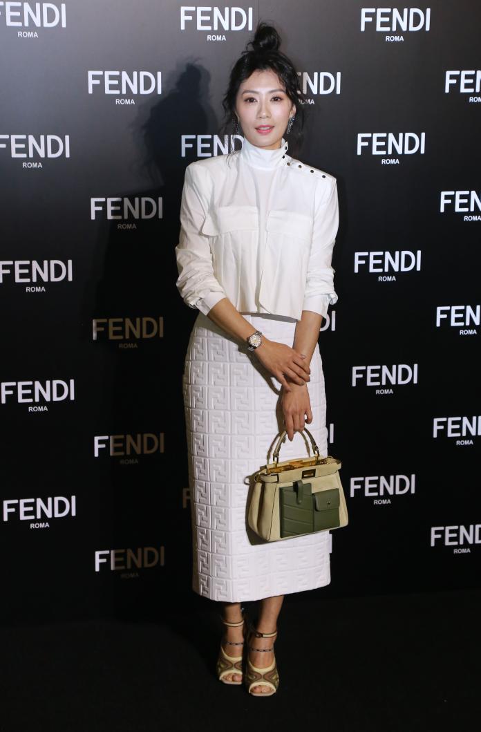 ▲女星賈靜雯出席 FENDI Peekaboo 10 週年展覽活動，以白色系裝扮成功搶鏡。（圖／記者葉政勳攝）