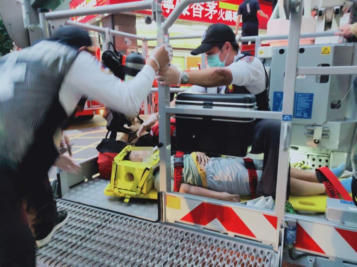 ▲高雄市左營區新上國小4年級日籍學童昨天傍晚從17樓摔落到2樓的雨棚。高雄市教育局今(16)日表示，男童經過開刀後，目前病情穩定。（圖／記者郭凱杰翻攝，2019.04.16）