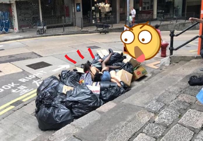 ▲路邊垃圾堆驚見妙齡女子倒臥其中。（圖／翻攝自 VooHK 香港討論區）