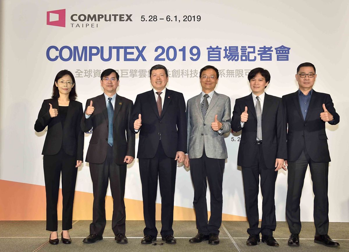 ▲COMPUTEX 2019首場記者會今（16）日盛大登場，主辦單位中華民國對外貿易發展協會、台北市電腦公會、與國內外科技大廠出席分享最新科技趨勢，為展會揭開序幕。圖中由左至右分別為CyberLink訊連科技資深副總經理暨首席營運長古媄君、AMD超微半導體台灣區董事總經理林建誠、中華民國對外貿易發展協會秘書長葉明水、台北市電腦公會副總幹事張笠、BenQ明基逐鹿總經理曾文興、以及SUPERMICRO美超微電腦技術服務產品管理協理張順風。（圖／外貿協會提供）