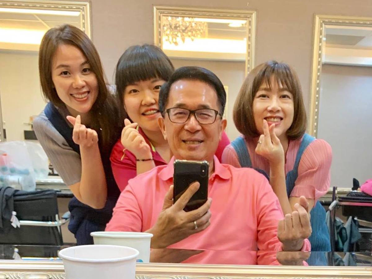 ▲前總統陳水扁日前在臉書上 PO 出和 3 名年輕女子的自拍照，引來網友狠酸：「手不抖了？」（圖／翻攝自「陳水扁新勇哥物語」臉書, 2019.04.09）