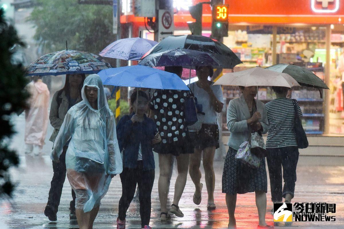 ▲氣象局今（ 16 ）日下午針對新竹、苗栗、台中及南投發布大雨特報，預計今晚各地的降雨會逐漸趨緩，不過周六將有另一道鋒面接近，各地降雨再度增多。（圖／NOWnews資料圖片）