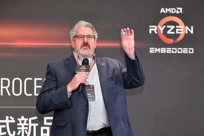 ▲AMD資料中心暨嵌入式解決方案事業群業務全球副總裁Steve Longoria宣布AMD推出全新 Ryzen R1000嵌入式SoC產品。（圖／ AMD提供）