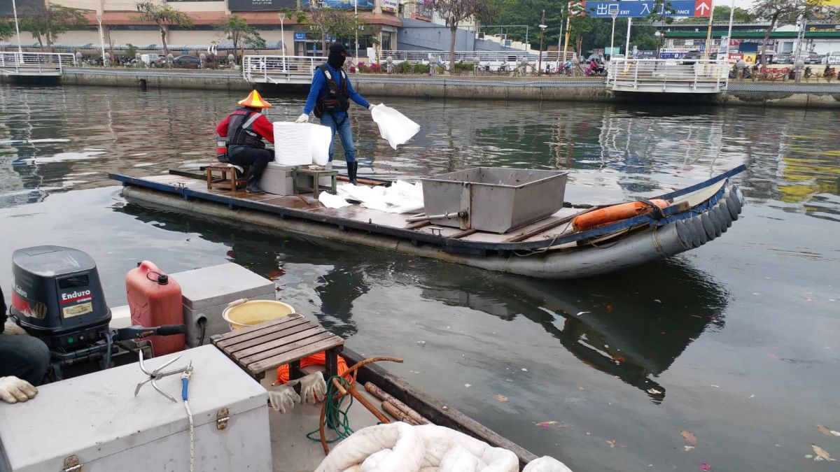 ▲高雄市環保局清潔員今（23）日上午在執行愛河清潔任務時，從河中打撈到一個旅行袋竟發現裡面是人體的屍塊。（圖／nownews資料照片）