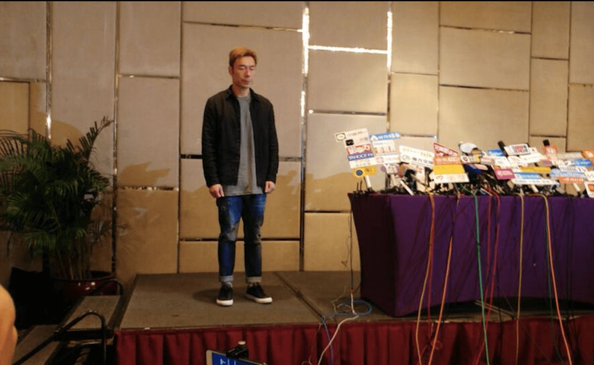 ▲許志安現身記者會說明偷吃始末。（圖／翻攝微博）
