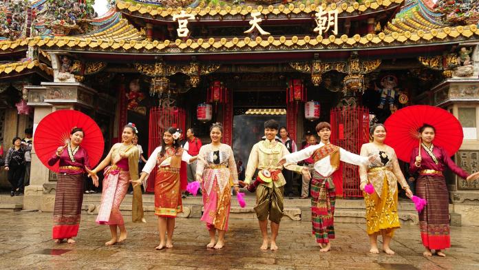 ▲學生在媽祖面前獻藝，在媽祖生日前以泰國傳統舞蹈慶祝。（圖／記者蘇榮泉攝，2019.04.16）