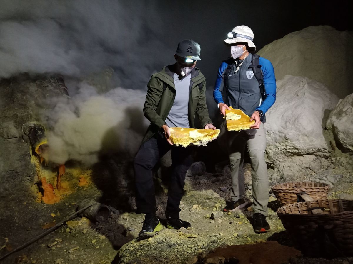 ▲主持人賴俊龍（右）及賴東賢體驗礦工生活。（圖／三立提供）