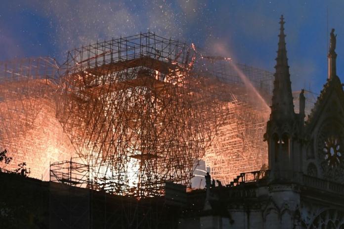 ▲法國巴黎聖母院遭大火肆虐，整座教堂幾乎付之一炬。（圖／翻攝自法新社）